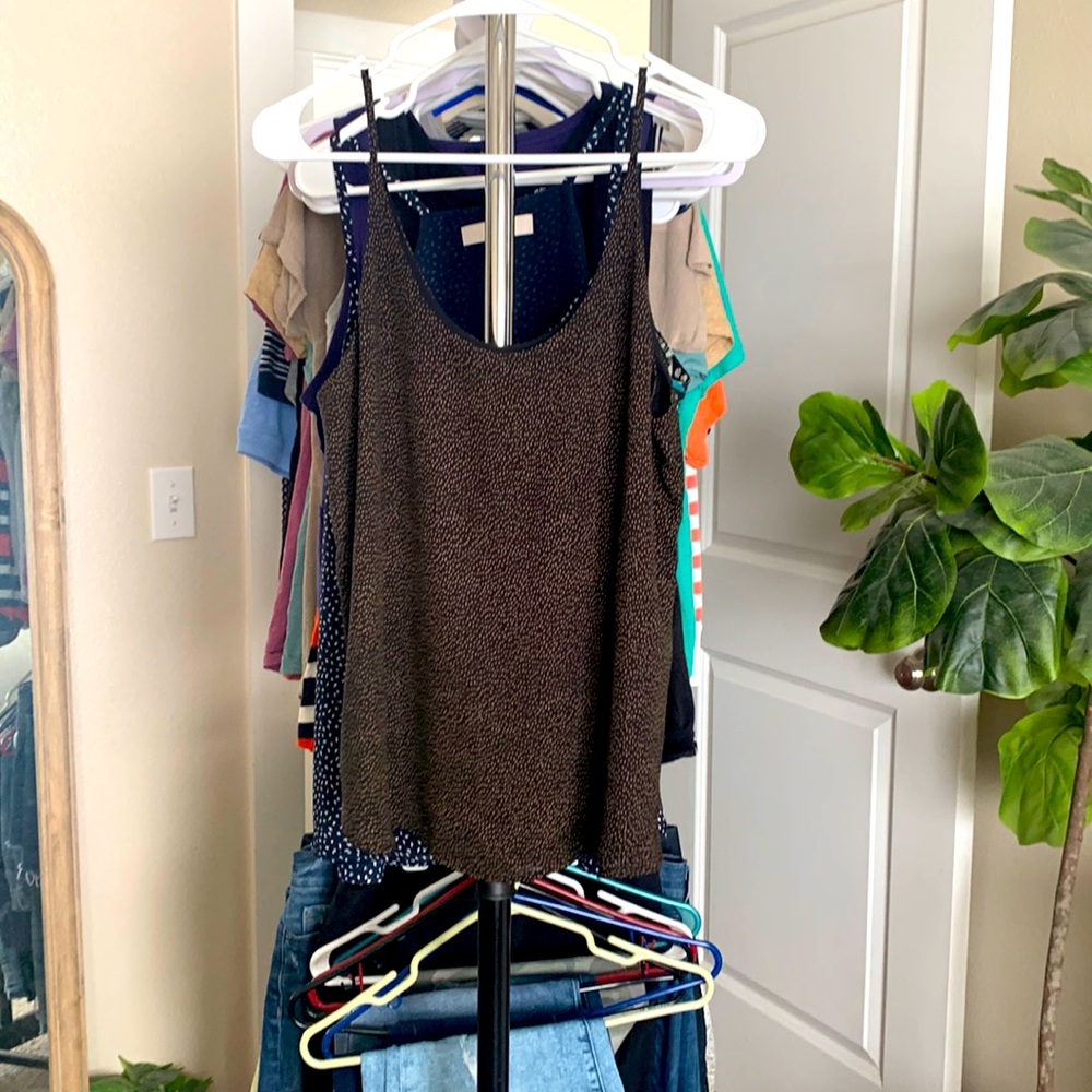 LOFT swingy blouse tank scoop neck gold & black dash print size small